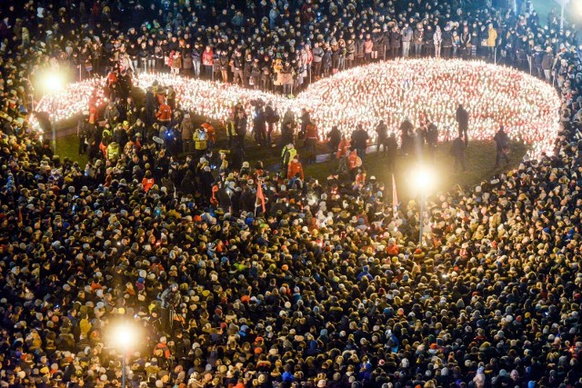 W Gdańsku mieszkańcy żegnają swojego prezydenta.