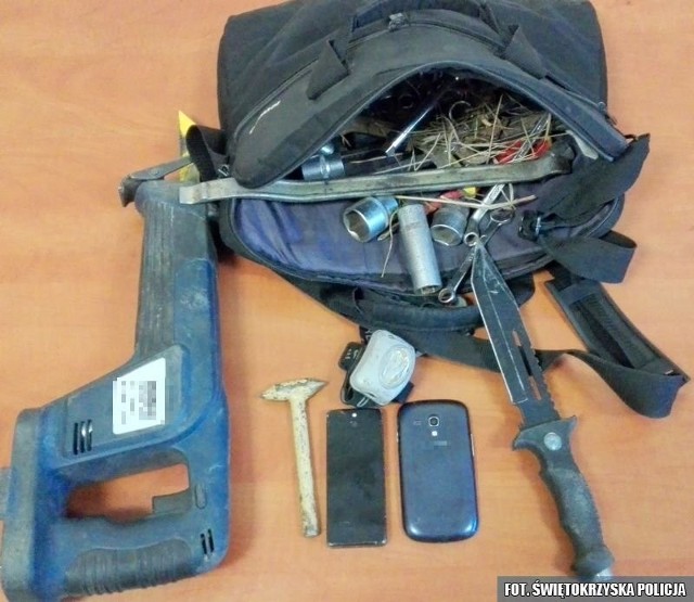 Uciekając przed policjantami mężczyzna odrzucił torbę, w której miał narzędzia