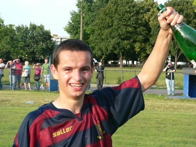 Kamil Molga, strzelec drugiego gola dla Wulkana w meczu z Olimpią w Warszawie.