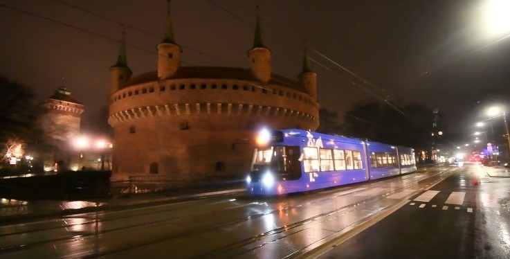 Kraków. Nowy tramwaj przejechał przez miasto. Niepotrzebna mu była sieć trakcyjna [WIDEO]