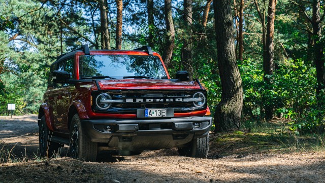 Debiut najnowszego Bronco w USA miał miejsce w… 2020 r. Trochę więc czasu minęło, zanim to auto trafiło do sprzedaży w Europie, ale ważne, że już jest także w Polsce.