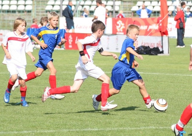 Fragment meczu Kondycja Kielce (niebieskie stroje) &#8211; SP 19 Rzeszów. Mecz zakończył się remisem 2:2 a obie drużyny wywalczyły awans z grupy.  