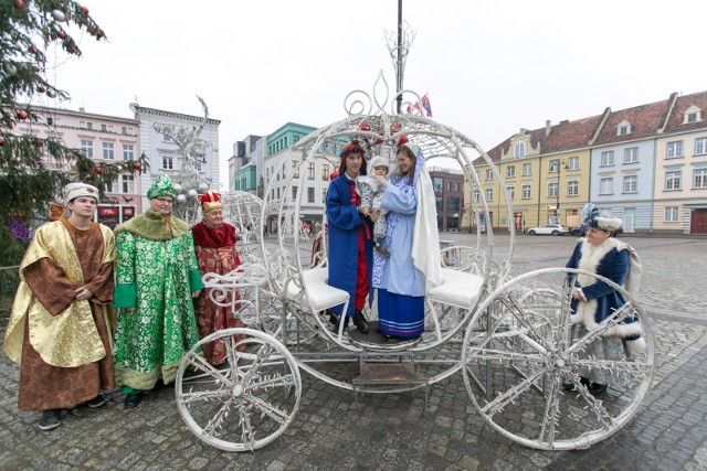 Oprócz Świętej Rodziny i trzech króli, podczas orszaku pojawi się też ten czwarty - Herod. Wszyscy w gotowych strojach zaprezentowali się nam na Starym Rynku