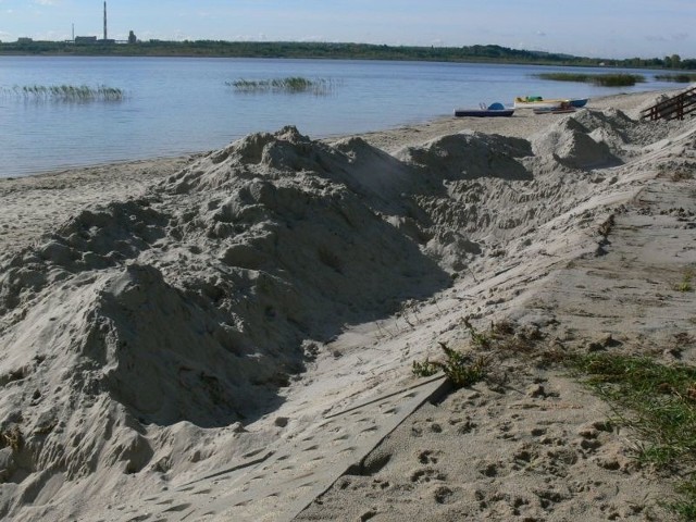 Wysypią nowy piach aż na 3 km plaży Jeziora Tarnobrzeskiego Świeży piach nad Jeziorem Tarnobrzeskim zostanie rozrzucony po oczyszczeniu starego.