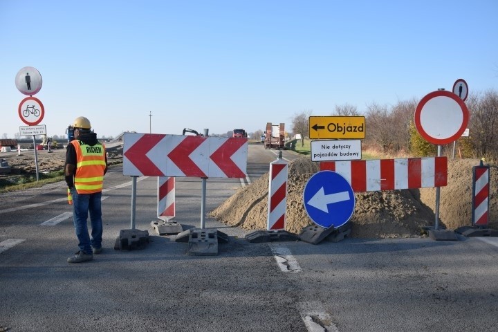 Fragment budowy drogi prowadzącej do wiaduktu nad S7 w...