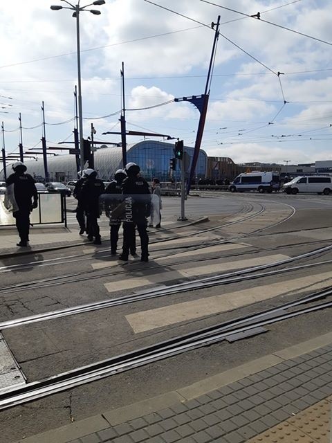 Dziesiątki policjantów na moście Dworcowym i w okolicach...