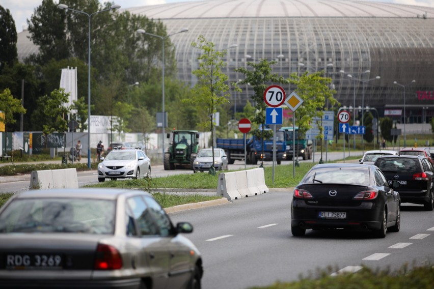 Kraków. Betonowe separatory zablokowały szybki dojazd na osiedla. Mieszkańcy Czyżyn oburzeni [ZDJĘCIA]