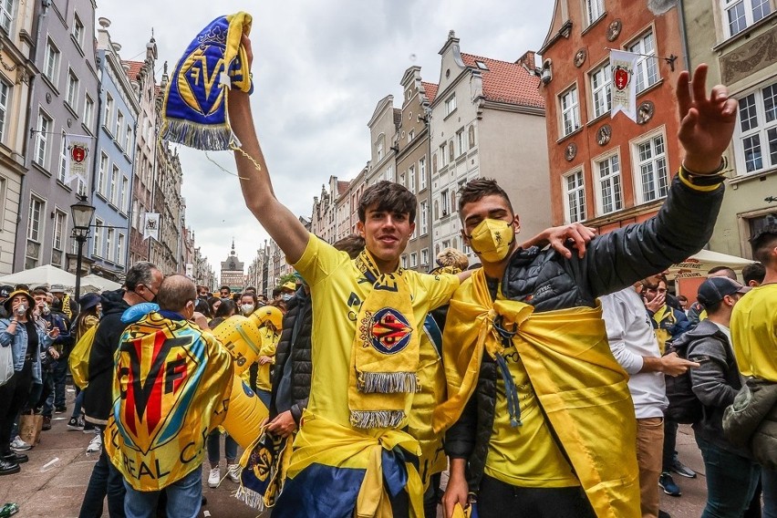 Fani z Hiszpanii i Anglii opanowali centrum Gdańska. Bawią się przed finałem Ligi Europy Villarreal - Manchester United [dużo zdjęć]