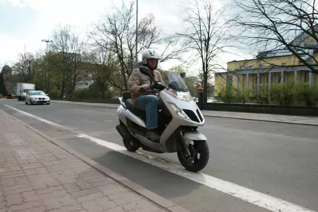 Prawo jazdy kat. AM zastąpiło kartę motorowerową. O prawo jazdy kategorii AM na motorowery mogą ubiegać się wszyscy, którzy skończyli 14 lat.