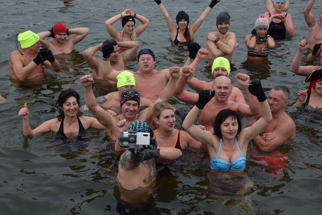 W niedzielę, 19 stycznia, przy dodatniej temperaturze powietrza (około 4 stopni Celsjusza), ale wyraźnie chłodniejszej wodzie, na plaży gminnej w Wilkowie panował ożywiony ruch. Pomost, a później przybrzeżny fragment jeziora, wypełniła liczna gromadka miłośników morsowania. Uciechy było co niemiara! Tylko łabędzie i dzikie kaczki wypatrywały brzegu…  Polecamy wideo: Wielkie morsowanie z Wielką Orkiestrą Świątecznej Pomocy w Międzychodzie