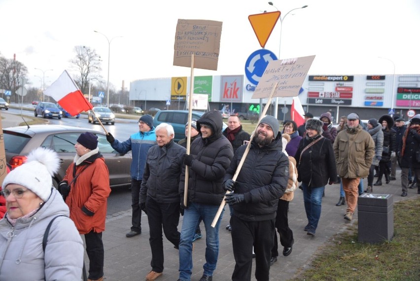 Kilkadziesiąt osób zgromadziło się na Placu Staszica w Pile,...