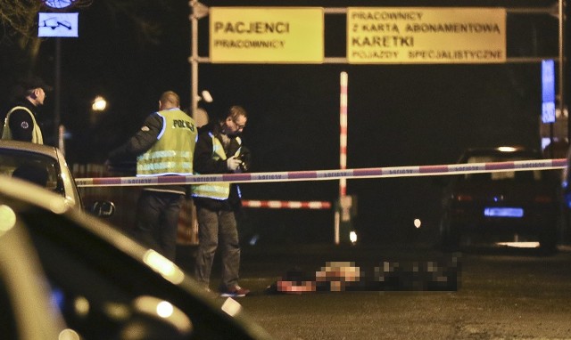 Tragedia wydarzyła się w Zielonej Górze w środę, 22 marca, nocą. Ciężko raniony nożem 30-latek szedł po pomoc do szpitala. Po drodze wykrwawiał się. Upadł na jezdnię na ul. Zyty. Tam był długo reanimowany, ale na ratunek nie było już żadnych szans.Fryderyk T. na chodniku  pojawił się  po godz. 3.00 nocą. Ledwo szedł. Po nodze dosłownie ciekła mu krew. 30-latek wyszedł z kamienicy przy ul. Podgórnej w Zielonej Górze. Na ul. Zyty z nóg spadły mu buty. Ledwo szedł do szpitala po pomoc. Tam jednak nie dotarł. Upadł na jezdnie na ul. Zyty.Na miejsce natychmiast przyjechała ekipa karetki pogotowia ratunkowego. Lekarz robił, co mógł. Było jednak za późno. 30-latek zmarł z wykrwawienia.Mężczyzna miał głęboką ranę nogi. Została zadana nożem lub jakimś innym ostrym narzędziem. Ostrze przebiło tętnicę udową. Przy tak groźnej ranie wykrwawienie trwa czasami jedynie kilkadziesiąt sekund.Policja zatrzymała podejrzanego o zabójstwa 30-latka. Ślady krwi na chodniku prowadziły prosto do kamienicy przy ul. Podgórnej. Tam został zatrzymany brat ofiary. Mężczyzna był pijany. Jak ustaliliśmy, między braćmi doszło do kłótni i bójki. Bratobójca zostanie przesłuchany, kiedy wytrzeźwieje. Będzie to możliwe w środę wieczorem lub dopiero w czwartek.Na miejscu zdarzenia długo pracowali policyjni technicy oraz prokurator. - Ustalamy przebieg zdarzenia. Będziemy wyjaśniać to, co wydarzyło się w mieszkaniu w kamienicy - mówi nadkom. Małgorzata Stanisławska, rzeczniczka zielongórskiej policji.Wiemy, że zatrzymany w związku z zabójstwem mężczyzna był już notowany. Zobacz też wideo: Wyrok za morderstwo na os. Słonecznym w GorzowieCzytaj również: Horror. Ciało kobiety zakopane w lesie w Zielonej Górze. To brutalne morderstwo;nf