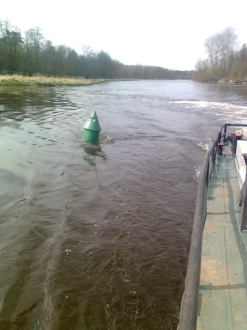 Wody Polskie w Ostrołęce rozpoczęły oznakowywanie szlaku żeglownego na rzece Narew bojami pływającymi