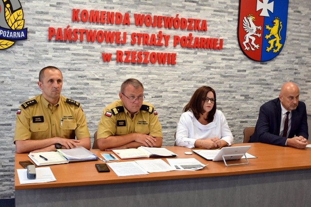 W Komendzie Wojewódzkiej PSP w Rzeszowie odbyła się  wideokonferencja poświęcona realizacji programu #SzczepimySię z OSP. W naradzie uczestnicyli: wicewojewoda podkarpacki Jolanta Sawicka, dyrektor i zastępca dyrektor Wydziału Bezpieczeństwa i Zarządzania Kryzysowego Podkarpacki Urząd Wojewódzki w Rzeszowie Bogdan Mazur wraz z zastępcą Jakubem Dzikiem, zastępca dyrektora Wydziału Polityki Społecznej PUW Jolanta Tomczyk-Fila, podkarpacki komendant wojewódzki PSP nadbryg. Andrzej Babiec wraz z zastępcą st. bryg. Daniel Dryniak, komendanci gminni OSP, komendanci miejscy i powiatowi PSP oraz przedstawiciele samorządów.