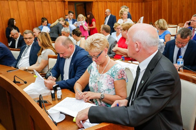 Umowę na modernizację Domu Dziecka podpisali: starosta Zbigniew Zgórzyński, wicestarosta Marek Tyburski oraz skarbnik powiatu Barbara Małecka.