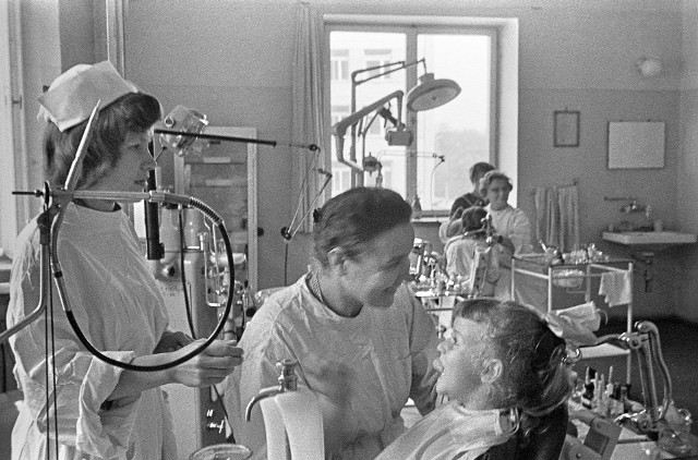 Warszawa 1962. Dzieci w gabinecie dentystycznym przy ulicy Wilczej.