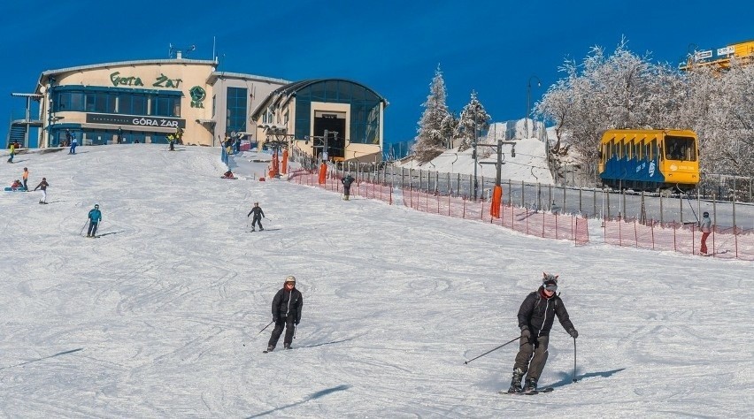 Góra Żar pokryta śniegiem czeka na narciarzy, ale przyciąga...