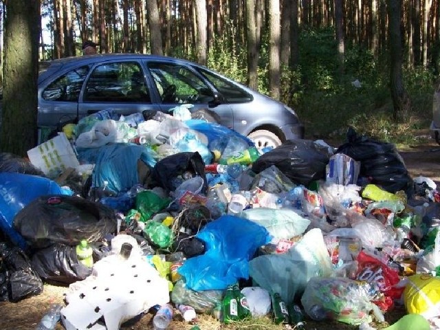 Takie stosy śmieci zalegają przy zalewie Chańcza, na cyplu od strony miejscowości Chańcza.