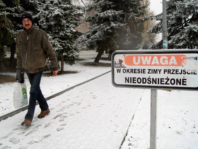 – Ktoś kiedyś wybudował tu chodnik chyba po to, żeby ludzie mogli nim chodzić, obojętnie czy zimą, czy latem – mówi Bogdan Kornaus. Ale spółdzielnia nie wszędzie zamierza usuwać śnieg