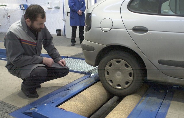 Na hamowni w Wojewódzkim Ośrodku Kontroli Pojazdów w Szczecinie komputerowo sprawdzane są hamulce w trakcie przeglądów rejestracyjnych. 