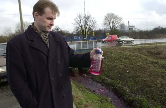 Zaalarmowani pracownicy Wojewódzkiego Inspektoratu Ochrony Środowiska pobrali wczoraj próbki wody z Bażantarki. Po dwóch godzinach było już wiadomo, że czerwona ciecz jest niegroźna dla środowiska naturalnego.