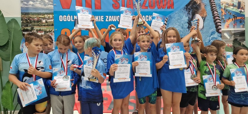 Pływacy UKS Delfin Tarnobrzeg zdobyli 23 medale na ogólnopolskich zawodach w Staszowie. Sztafeta najmłodszych wywalczyła złoto 