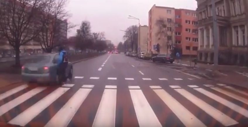 Pieszy cudem uniknął śmierci. Policja szuka pirata drogowego [wideo]