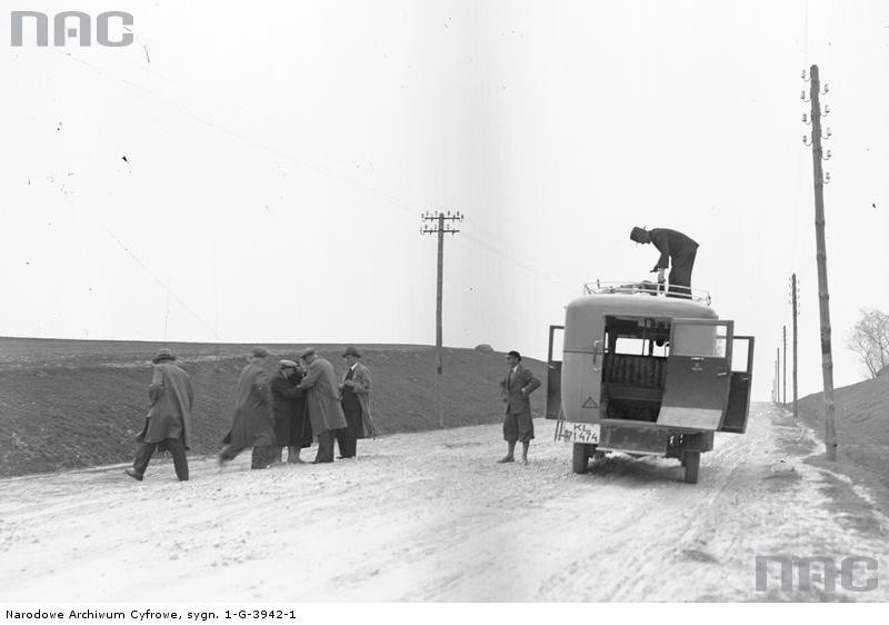 Autobus na trasie Kraków-Miechów, rok 1932.