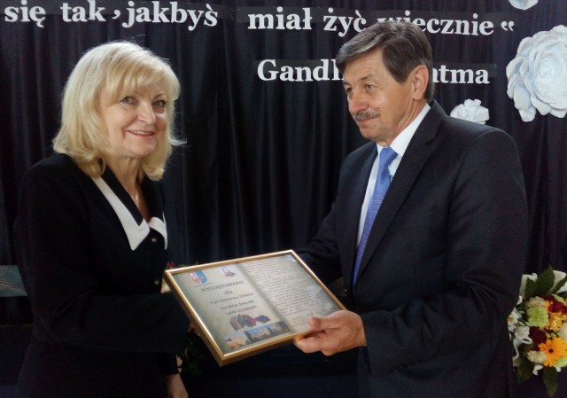 Dyplom z podziękowaniami za blisko 20 lat wzorowej pracy wręczył Honoracie Dziwisz starosta zwoleński Waldemar Urbański.