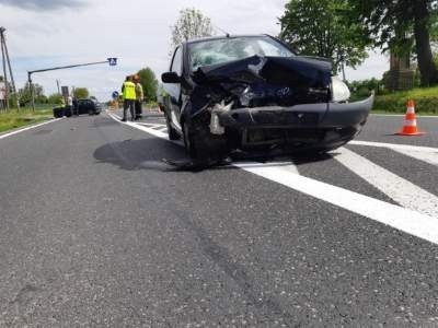 Wypadek we Włostowie. Dwa auta zderzyły się na drodze krajowej numer 9. Jedna osoba ranna
