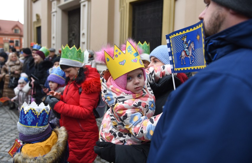 Orszak Trzech Króli 2023 w Przemyślu. Przeszedł z archikatedry pod szopkę w Rynku [ZDJĘCIA]