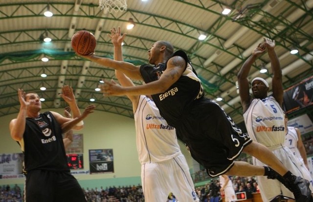 Antonio Burks w efektownym locie w Starogardzie Gdańskim. Tam jednak nie miał ani jednej asysty, a po to przybył do Słupska.