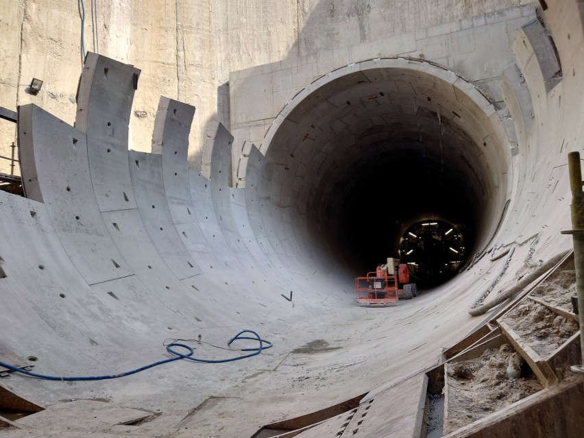 Drążenie tuneli posuwa się bardzo wolno. Przez rok zbudowano ok. 1 kilometr. O podziemnych pociągach w 2023 roku możemy zapomnieć