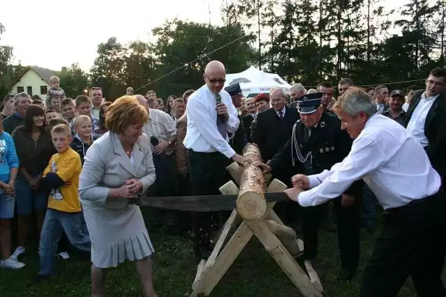 Podczas dożynek w gminie Skaryszew nie zabrakło atrakcji. Do konkursu cięcia drewna stanęła Danuta Wilanowicz, Przewodnicząca Rady Miejskiej i Ireneusz Kumięga, burmistrz Skaryszewa.