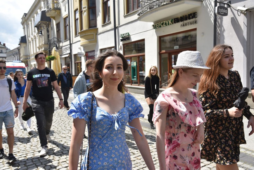 Nowy Sącz. Studenci PWSZ rozpoczęli dwudniowe Juwenalia. Prezydent przekazał im symboliczny klucz do bram miasta [ZDJĘCIA]