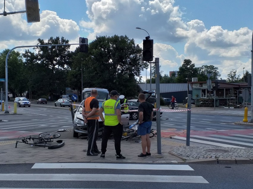 Białystok. Groźny wypadek na skrzyżowaniu Raginisa i Wysockiego. Zderzenie dwóch aut. Poszkodowani rowerzyści 