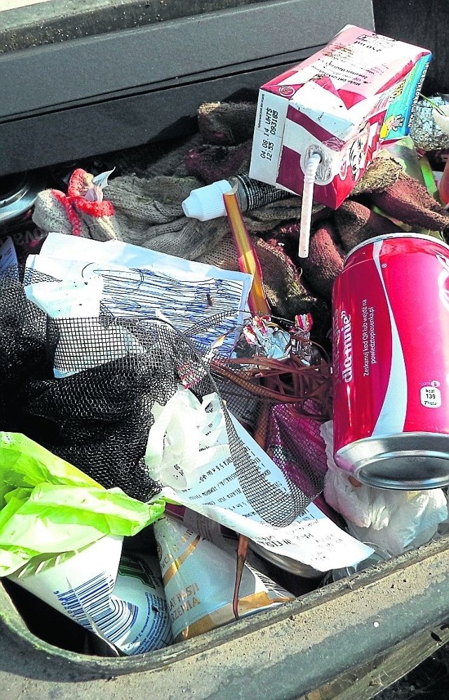 W pojemnikach na segregowane odpady lądują butelki i ziemia