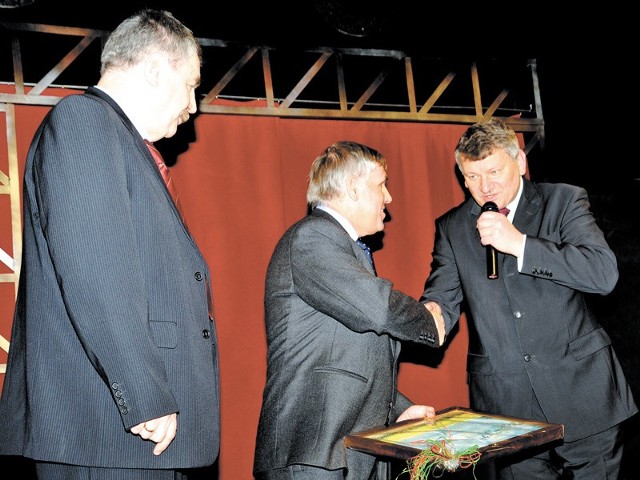Wójt Leszek Kuliński dziękował przedstawicielom wykonawców: Kazimierzowi Woźniakowi, właścicielowi firmy Elwoz, oraz Piotrowi Lubińskiemu, kierownikowi budowy (pierwszy z lewej). 