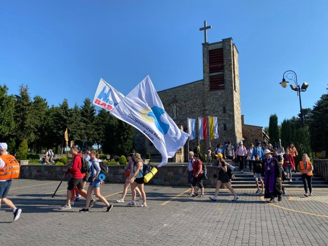 Pielgrzymi z grupy akademickiej numer 2 z Radomia w sobotę wyruszyli z Orońska, na drugi dzień pątniczej drogi.