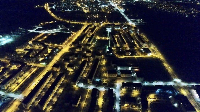 Tak wygląda nocą Kędzierzyn-Koźle. To przemysłowe miasto zbudowano w lesie