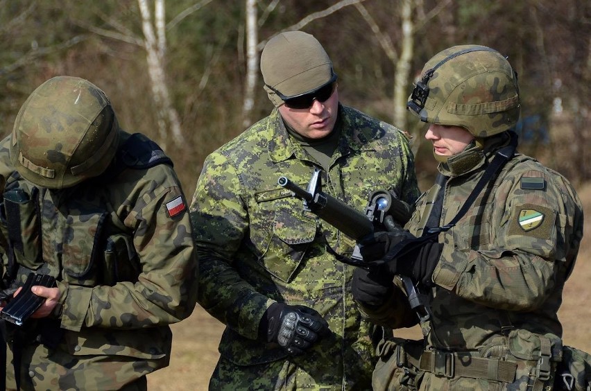 Żołnierze z Lęborka szkolą się z żołnierzami z Kanady (zdjęcia)