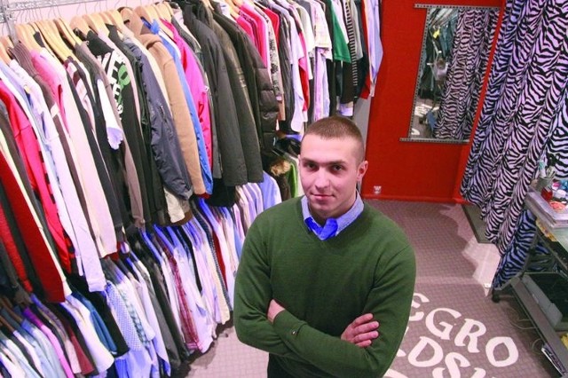 Myślę, że nadejdzie czas, kiedy taka odzież całkiem zdominuje rynek zwykłej odzieży używanej - ocenia Michał Polecki, właściciel sklepu „Oldskul.net”.