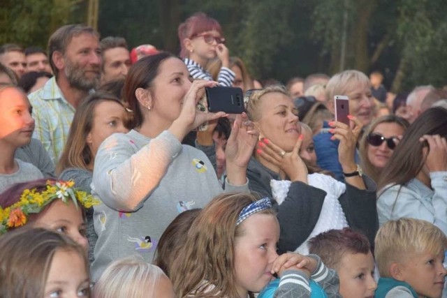 W niedzielę w Dziekanowicach odbyły się tradycyjne dożynki. Największą atrakcją święta plonów był koncert zespołu disco polo Piękni i Młodzi.