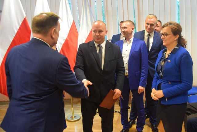 Burmistrz Jędrzejowa Marcin Piszczek odbiera promesę od wojewody Agata Wojtyszek.