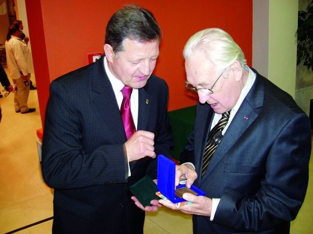 W sobotę prezydent Gajewski wręczył Wajdzie dwa medale &#8211; &#8222;Za zasługi dla Suwałk&#8221; i z okazji rocznicy odzyskania niepodległości