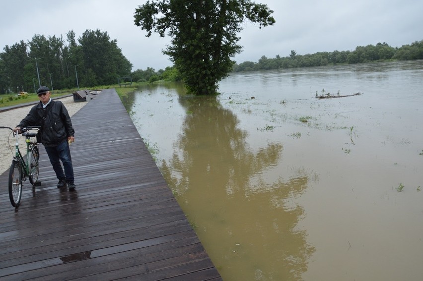 Woda podeszła pod drewniane podesty na brzegu Sanu