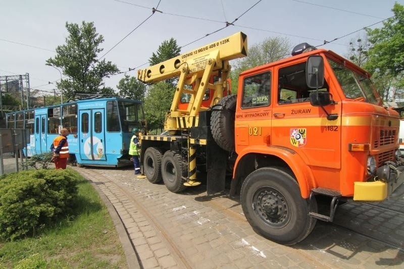 Wrocław: Wykolejenie tramwaju linii 9 na przystanku Peronowa (OBJAZDY, ZDJĘCIA)