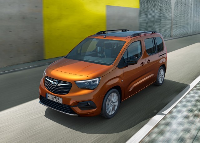 Opel Combo‑e Life.Opel wprowadza nowe Combo‑e Life z zasilaniem akumulatorowym! W pełni elektryczny kombivan niemieckiego producenta będzie oferowany z jednymi lub dwoma bocznymi drzwiami przesuwanymi, w wersji standardowej lub XL o długości odpowiednio 4,4 lub 4,75 m, z pięcio- lub siedmiomiejscowym przedziałem pasażerskim. Nowy Combo‑e Life pojawi się u dealerów jesienią tego roku.Fot. Opel