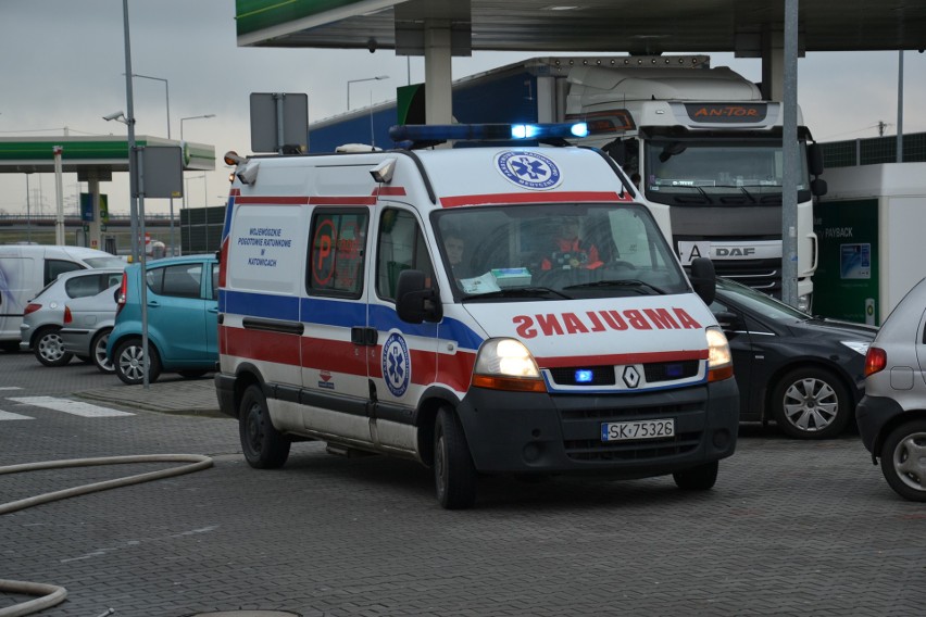 Przy autostradzie A1 w Żorach autobus stanął w ogniu. Strażacy wyciągali rannych ZDJĘCIA