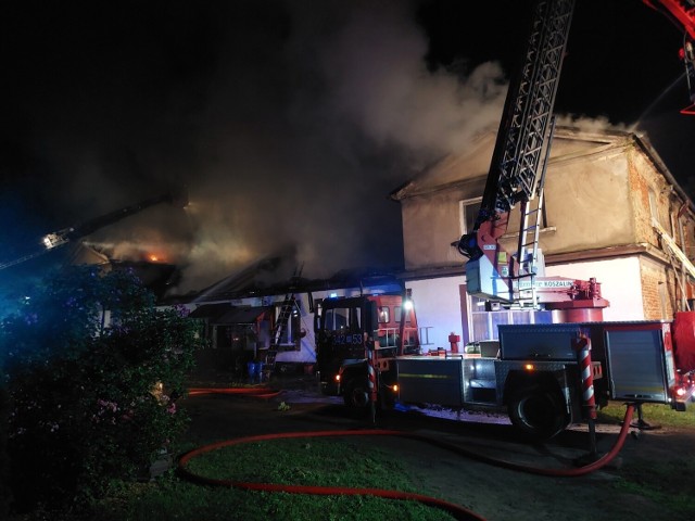 Pożar wybuchł we wsi Dębsko-Ośrodek w powiecie kaliskim. Dwie osoby zginęły, jedna jest ranna.